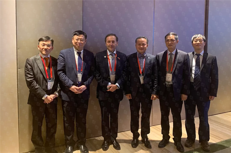 保罗•伯兹利教授（左三）参加在苏州举行的中华医学会糖尿病学分会第二十二次全国学术会议